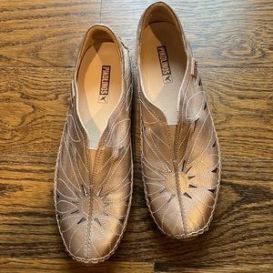 Pikolinos cut out flats, all leather, Champagne color